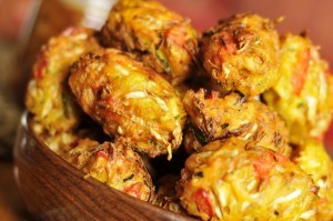 Köögiviljapallid riisi- ja kikerhernetainas (bhaji)