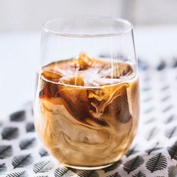 Šalta latte kava su kokosų kremu