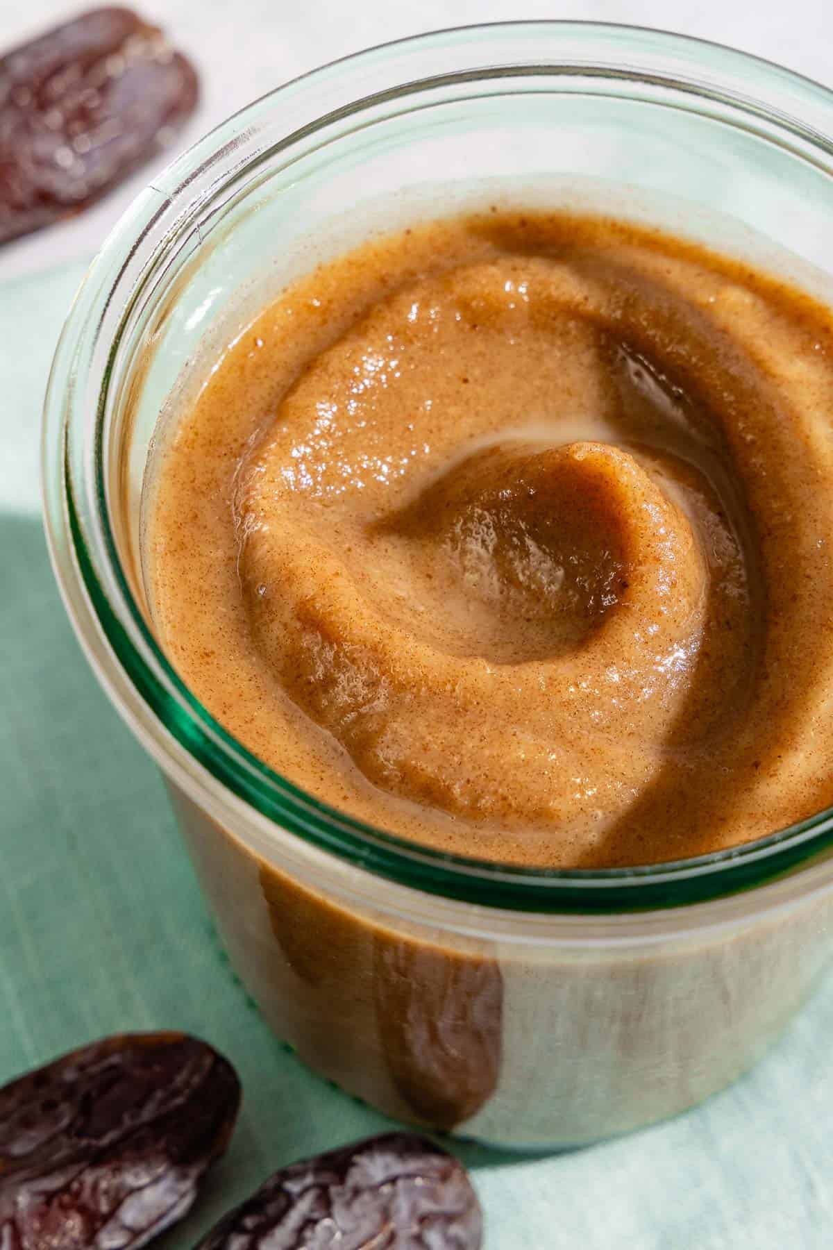 Vegan datlitest valmistatud karamellikaste