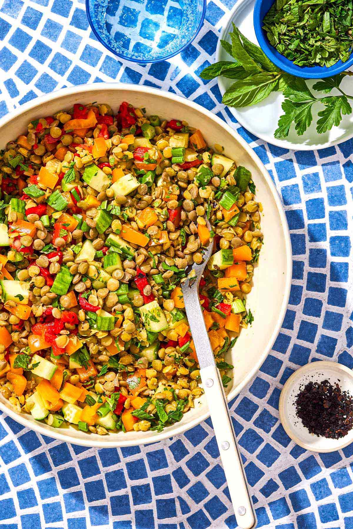 Prantsuse läätsesalat kurgi, paprika ja värskete ürtidega