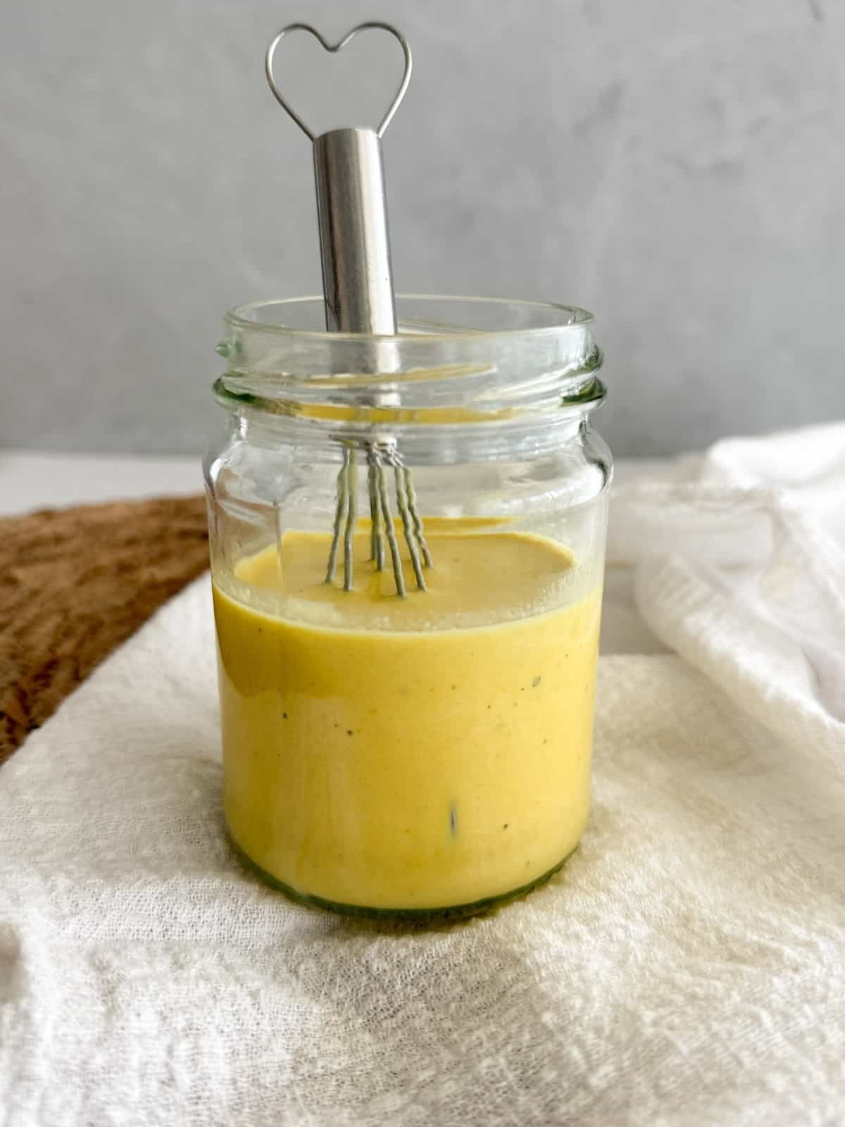Kurkumi- ja tahini (seesamipasta) kaste