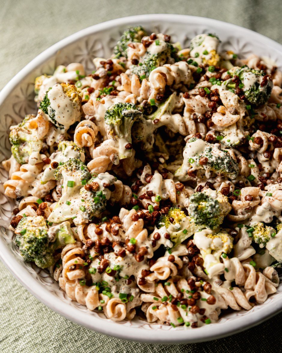 Brokkoli ja pasta salat vegankastmega